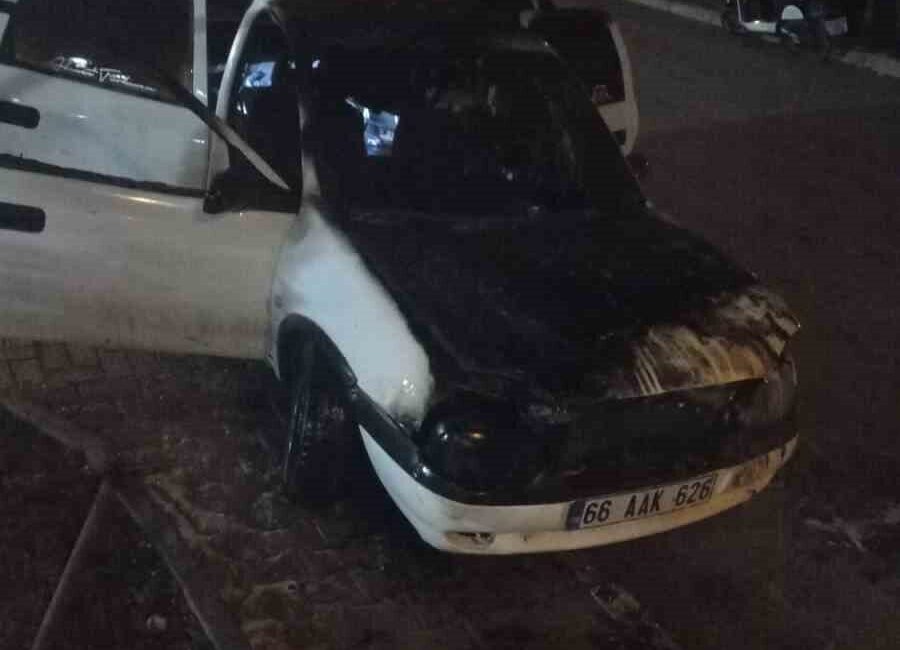 Yozgat’ta Park Halindeki Araç Alev Alev Yandı, Kullanılamaz Duruma Geldi Yozgat’ta park halindeki Opel marka otomobil, motor kısmında çıkan yangın