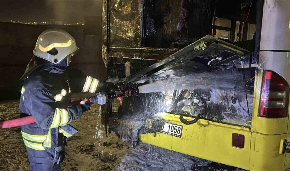 Yozgat'ta park halindeki 66 HO 1058 plakalı özel halk otobüsü,