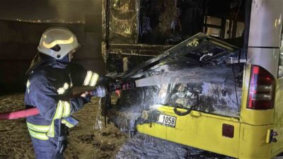 Yozgat'ta park halindeki 66 HO 1058 plakalı özel halk otobüsü,