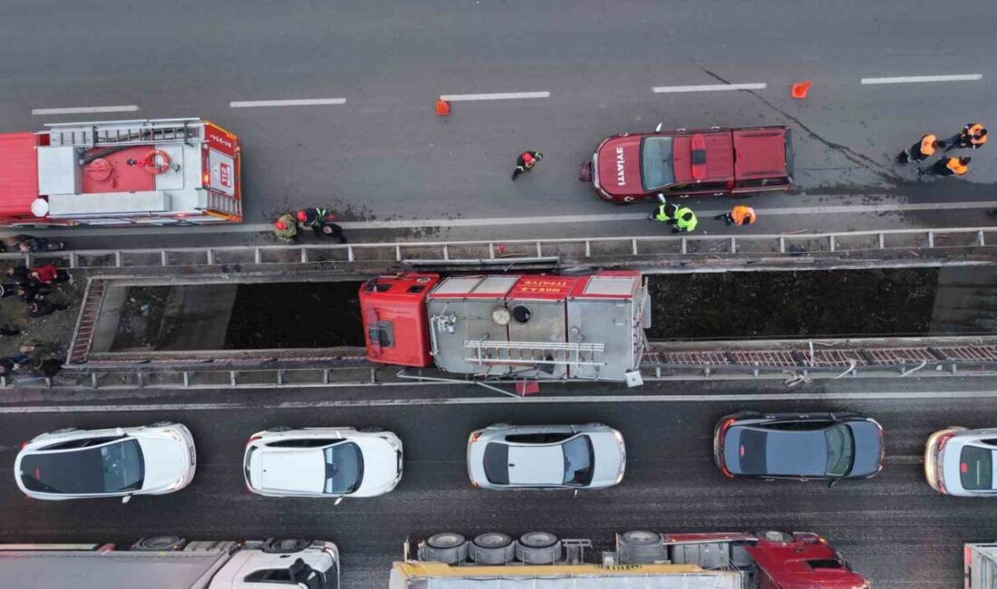 Kırıkkale'de bir itfaiye aracının lastiğinin patlaması sonucu köprüler arasında kalmasıyla