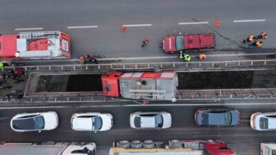 Kırıkkale'de bir itfaiye aracının lastiğinin patlaması sonucu köprüler arasında kalmasıyla