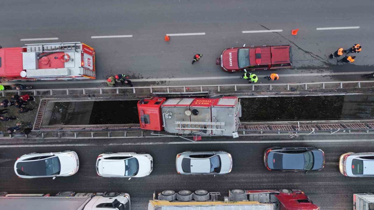 Kırıkkale'de bir itfaiye aracının lastiğinin patlaması sonucu köprüler arasında kalmasıyla