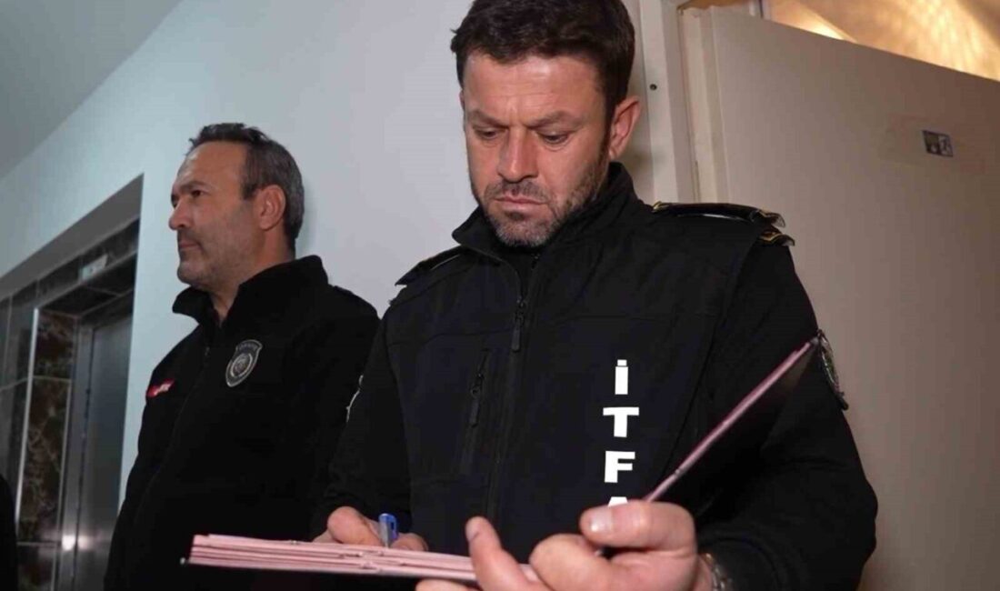 Kırıkkale’de yüksek katlı binalarda yangın güvenliği denetimi: Eksiklikler hayati tehlike oluşturuyor Kırıkkale'de yüksek katlı binalarda yangın güvenliği denetimi yapıldı. İtfaiye ekipleri,