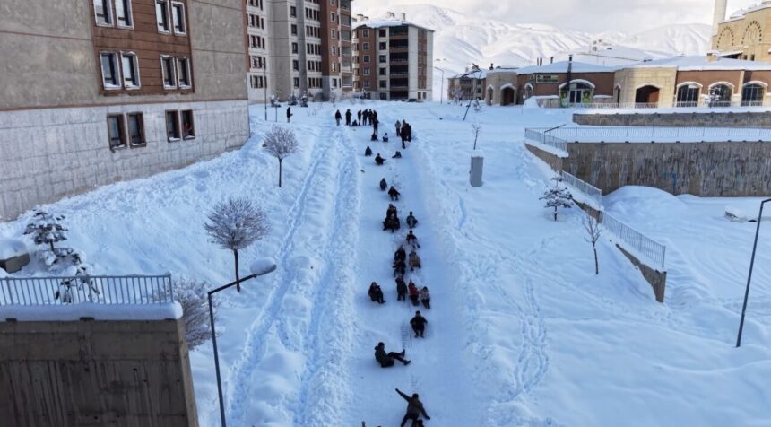 Yüksekova’da çocuklar, güneşli havada karla kaymanın tadını çıkardı
