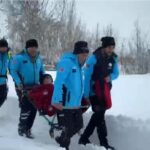 Yüksekova’da kar nedeniyle mahsur kalan 76 yaşındaki KOAH hastası, UMKE’nin yardımıyla hastaneye ulaştırıldı.