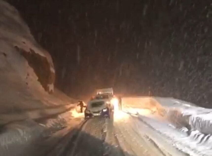 Yüksekova’da kar nedeniyle mahsur kalan vatandaşın fırtınada namaz kıldığı anlar görüntülendi.