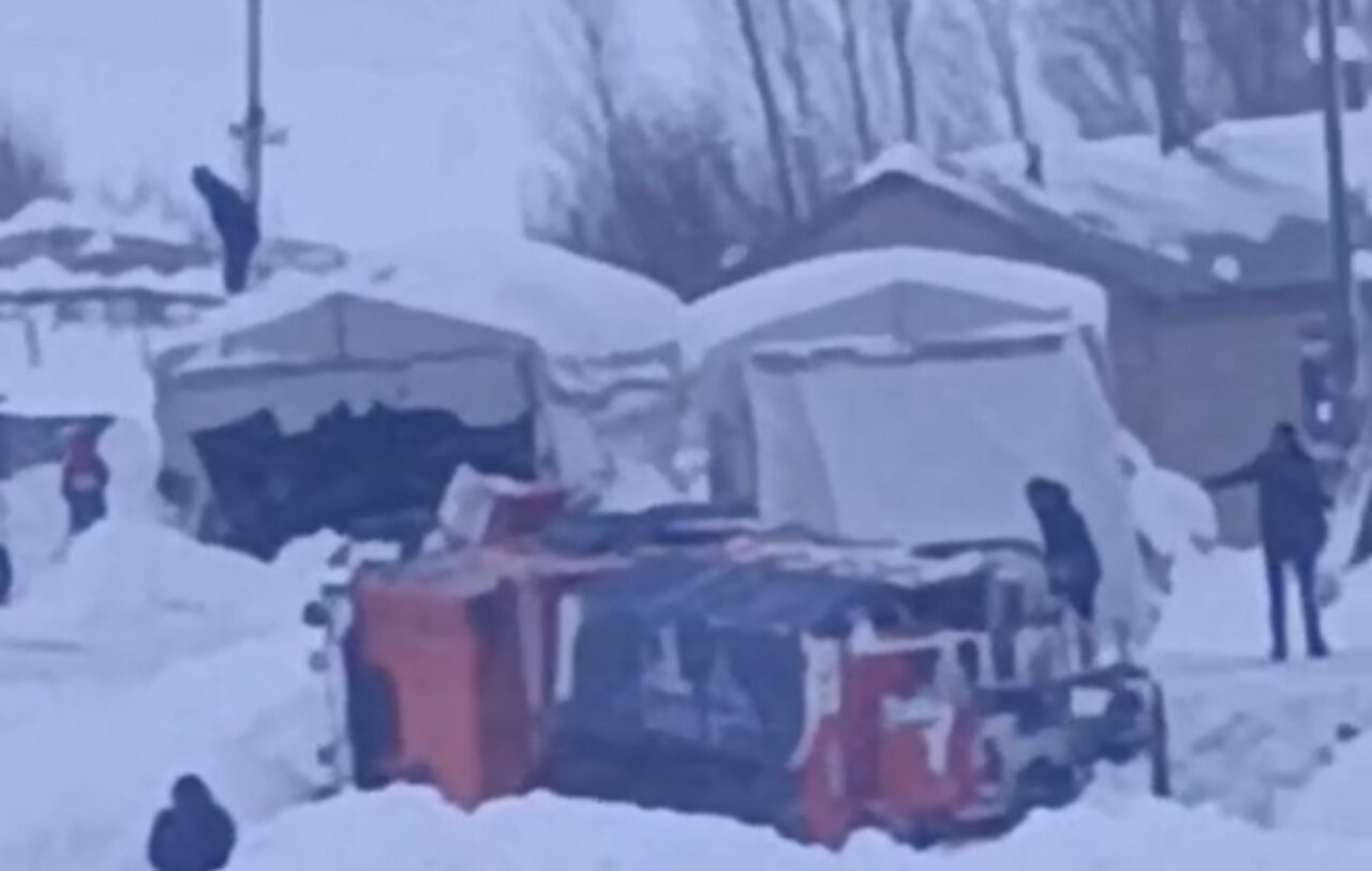 Yüksekova’da karla mücadele aracı devrildi, operatör yaralanmadı.