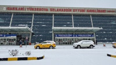 Yüksekova'da etkili olan yoğun kar yağışı, Selahaddin Eyyubi Havalimanı'ndaki tüm