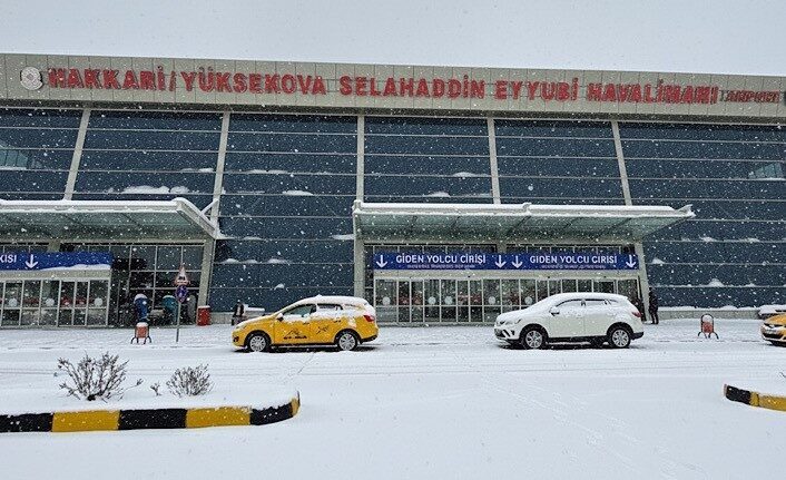 Yüksekova’da Yoğun Kar, Selahaddin Eyyubi Havalimanı’ndaki Uçuşları İptal Ettirdi Yüksekova'da etkili olan yoğun kar yağışı, Selahaddin Eyyubi Havalimanı'ndaki tüm