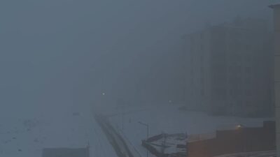 Hakkari'nin Yüksekova ilçesinde yoğun kar yağışı ve sis, günlük yaşamı