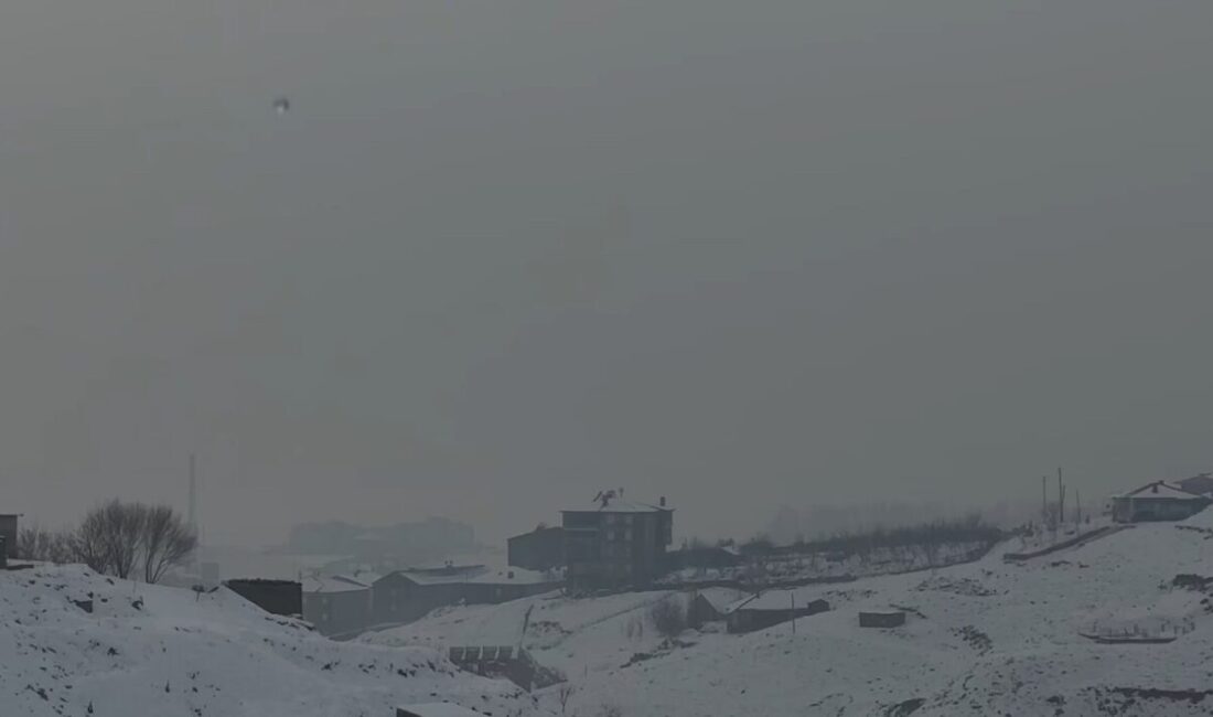 Hakkari’nin Yüksekova ilçesinde sabah saatlerinden itibaren etkili olan yoğun sis,