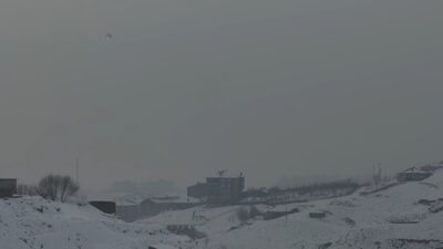 Hakkari’nin Yüksekova ilçesinde sabah saatlerinden itibaren etkili olan yoğun sis,