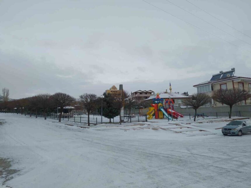 Yunak ilçesinde mevsimin ilk karı yağdı, bölge beyaza büründü.