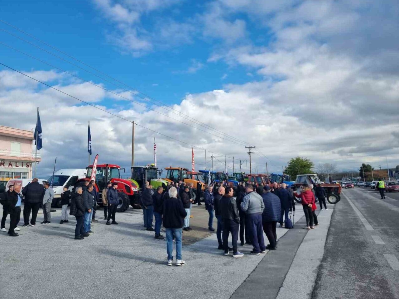 Yunanistan'da çiftçiler, ekonomik sorunlar ve tarım politikalarına karşı protestolarını sürdürüyor.