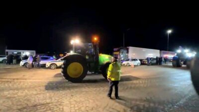 Yunan çiftçilerin hükümetin tarım politikalarını protesto etmek amacıyla Kipi Sınır