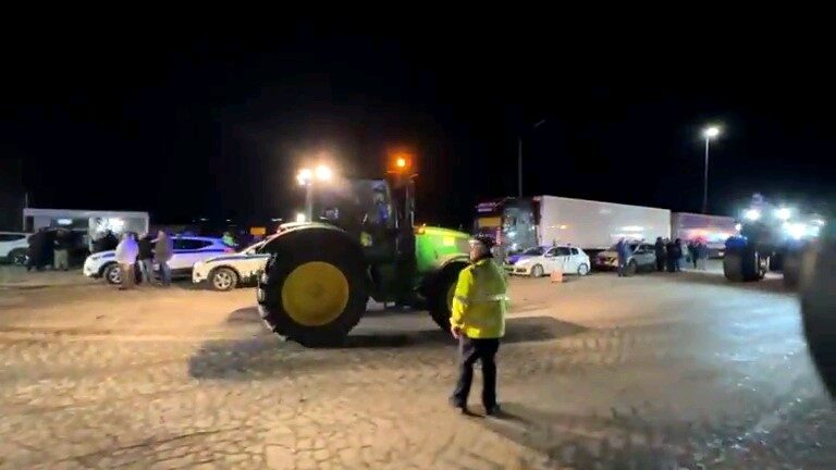 Edirne İpsala Sınır Kapısı’nda Yunan Çiftçilerin Eylemi Nedeniyle Geçişler Durdu Yunan çiftçilerin hükümetin tarım politikalarını protesto etmek amacıyla Kipi Sınır
