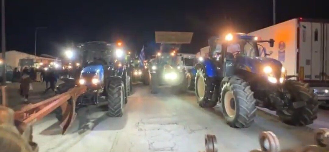 Yunan çiftçilerin protestosu sınır geçişlerinde büyük aksaklıklara neden oldu Yunan çiftçilerin hükümetin tarım politikalarına karşı başlattığı protesto, İpsala Sınır