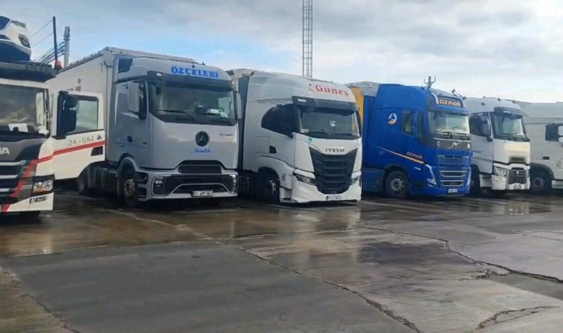 Yunanistan’da Tarım Politikalarına Tepki Olarak Başlatılan Çiftçi Grevleri Sınır Kapılarında Ulaşımı Engelliyor Yunan çiftçilerin tarım politikalarını protesto amacıyla başlattığı grev, İpsala ve