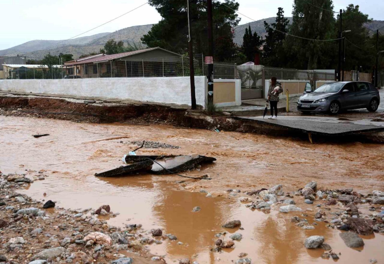Yunanistan'ı etkileyen Byron Fırtınası nedeniyle birçok bölge, özellikle Attika, sel