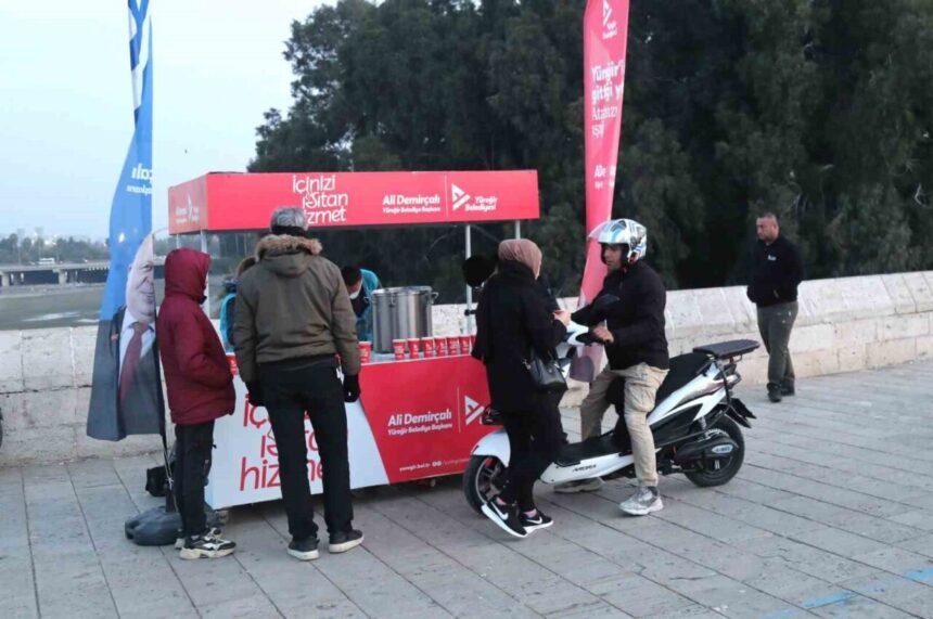 Yüreğir Belediyesi’nden Erken Saatlerde Sıcak Çorba İkramı