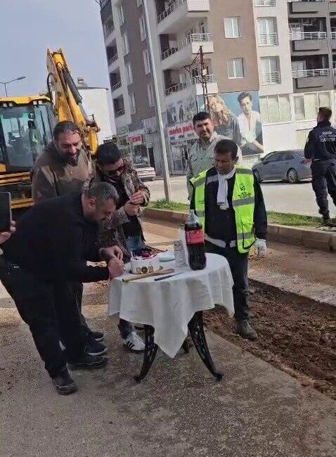 Hatay'da, yaşayanlar asfalt çalışmaları için çalışma yapan belediye personeline sürpriz