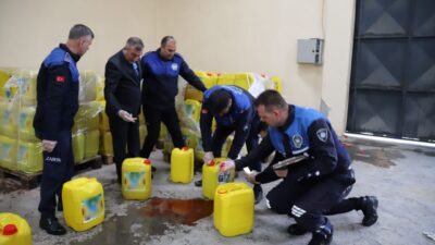 Mersin'in Akdeniz ilçesinde düzenlenen operasyonda, yurt dışına satılmak üzere ayçiçeği