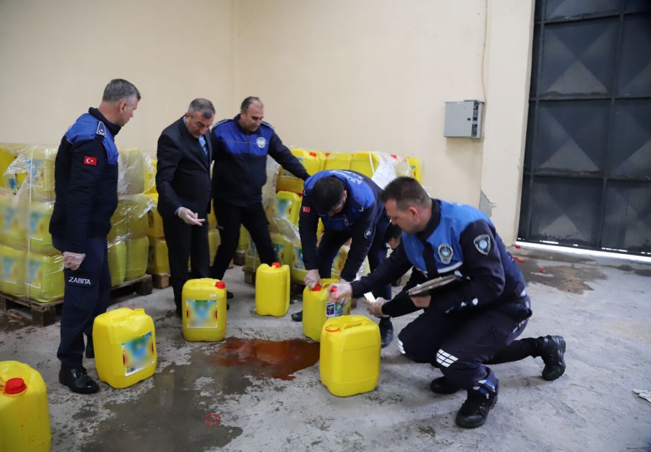 Mersin'in Akdeniz ilçesinde düzenlenen operasyonda, yurt dışına satılmak üzere ayçiçeği