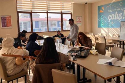 Eskişehir Hızır Bey Yurdu’nda Kız Öğrenciler İçin Bağlama Kursu Düzenleniyor