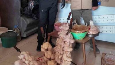 Hatay'ın Kırıkhan ilçesindeki bir dönerci, zabıta denetiminde hijyen kurallarını ihlal