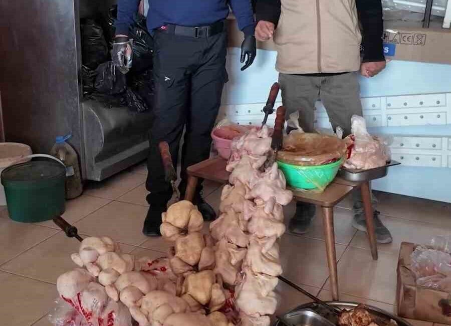 Hatay'ın Kırıkhan ilçesindeki bir dönerci, zabıta denetiminde hijyen kurallarını ihlal