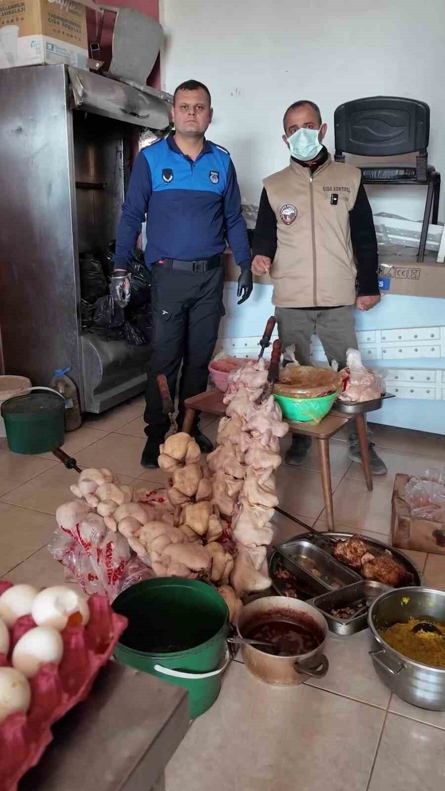 Hatay'ın Kırıkhan ilçesindeki bir dönerci, zabıta denetiminde hijyen kurallarını ihlal