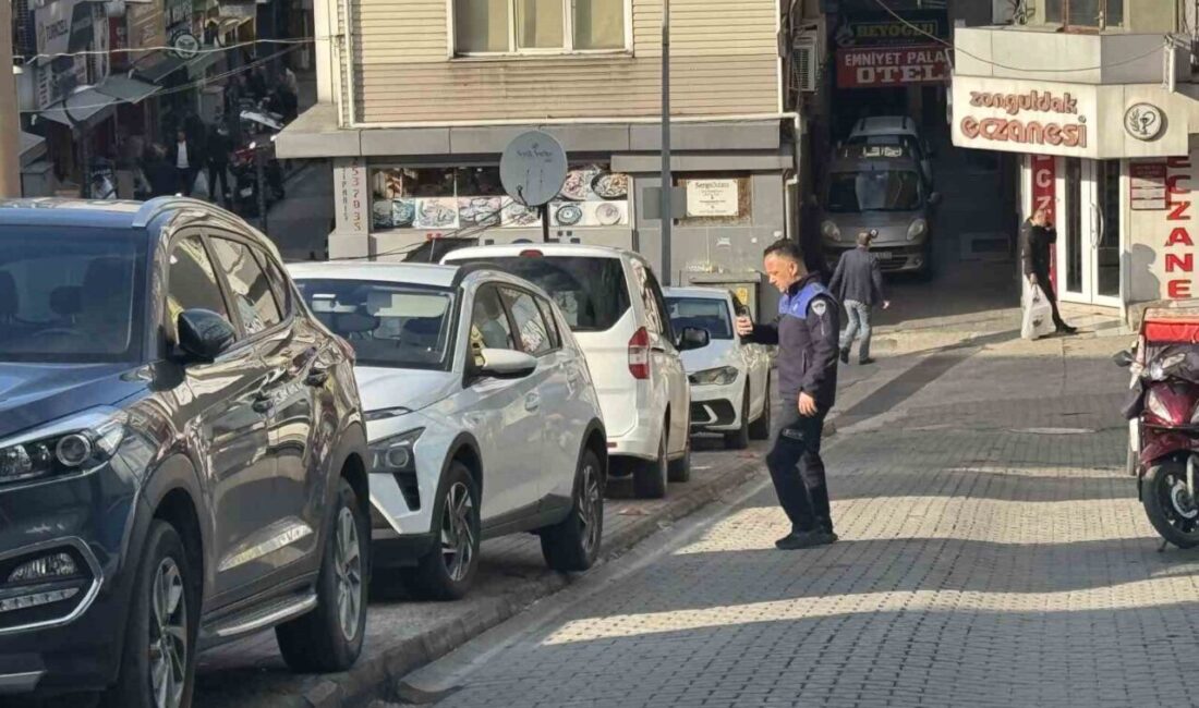 Zonguldak'ta zabıta ekipleri, Mithatpaşa Mahallesi'nde kaldırım işgali yapan araçlara ceza