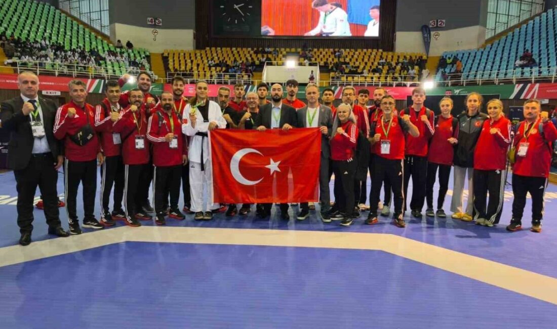Dünya Ümitler Taekwondo Şampiyonası'nın açılış gününde milli atlet Zehra Begüm