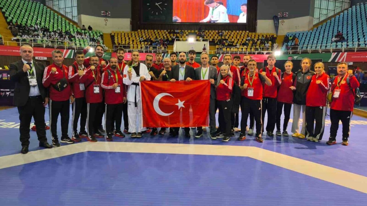 Dünya Ümitler Taekwondo Şampiyonası'nın açılış gününde milli atlet Zehra Begüm