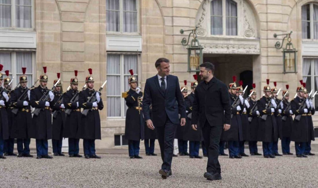 Ukrayna Devlet Başkanı Vladimir Zelenskiy, Paris'te Cumhurbaşkanı Emmanuel Macron ile