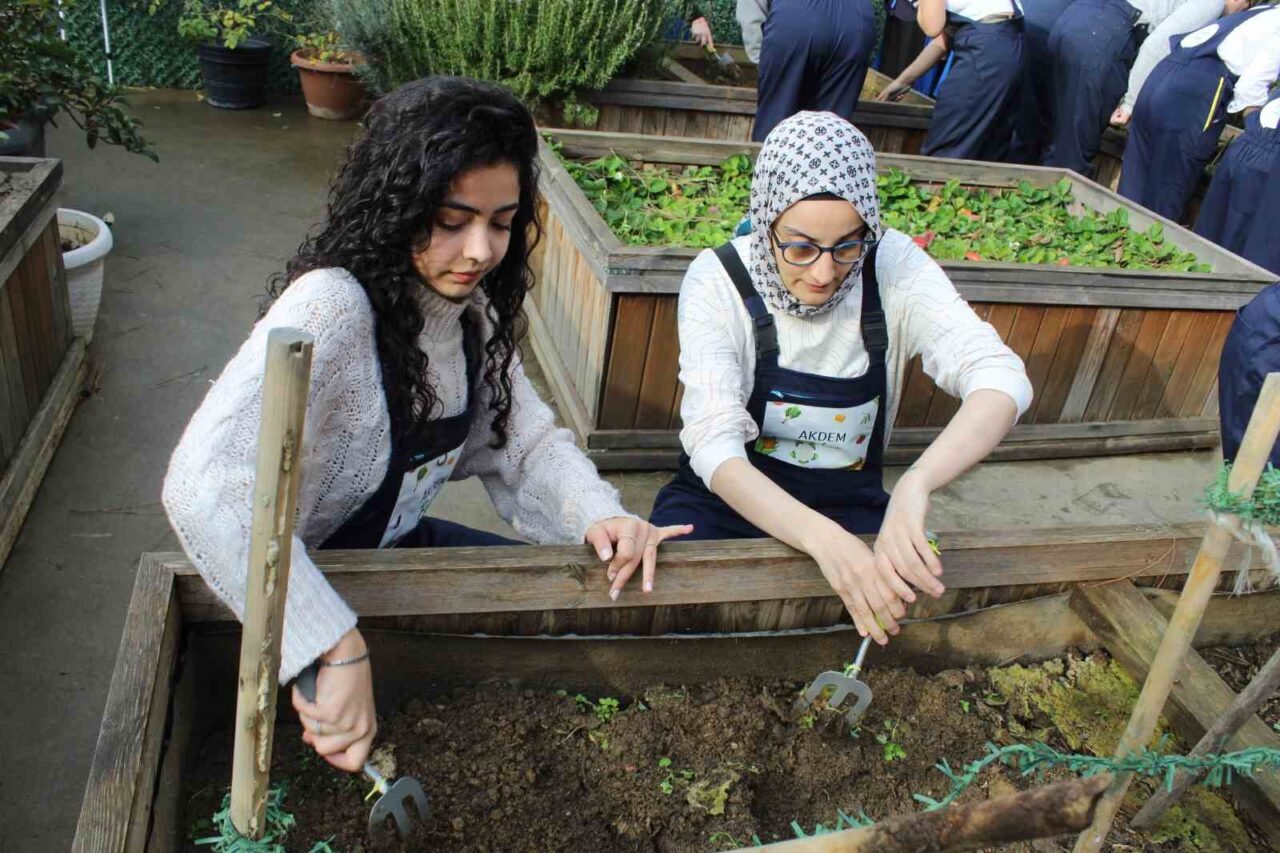 Zeytinburnu'ndaki AKDEM Bahçesi'nde, 3 Aralık Dünya Engelliler Günü dolayısıyla Biruni