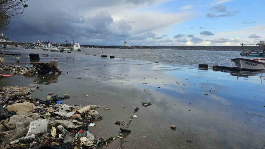Zonguldak’ta Şiddetli Rüzgar Limanı Su Baskınına Neden Olurken, Balıkçılar Mücadele Ediyor