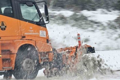 Zonguldak-Ereğli yolunda devam eden kar yağışı ulaşımı etkiliyor, önlemler artırıldı.