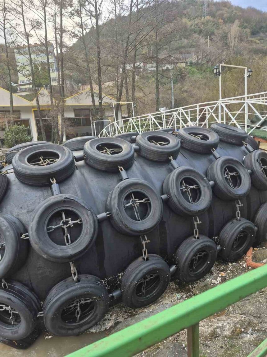 Zonguldak’ta fırtına sonrası köprüye dayanan dev gemi usturmaçası için ekipler harekete geçti.