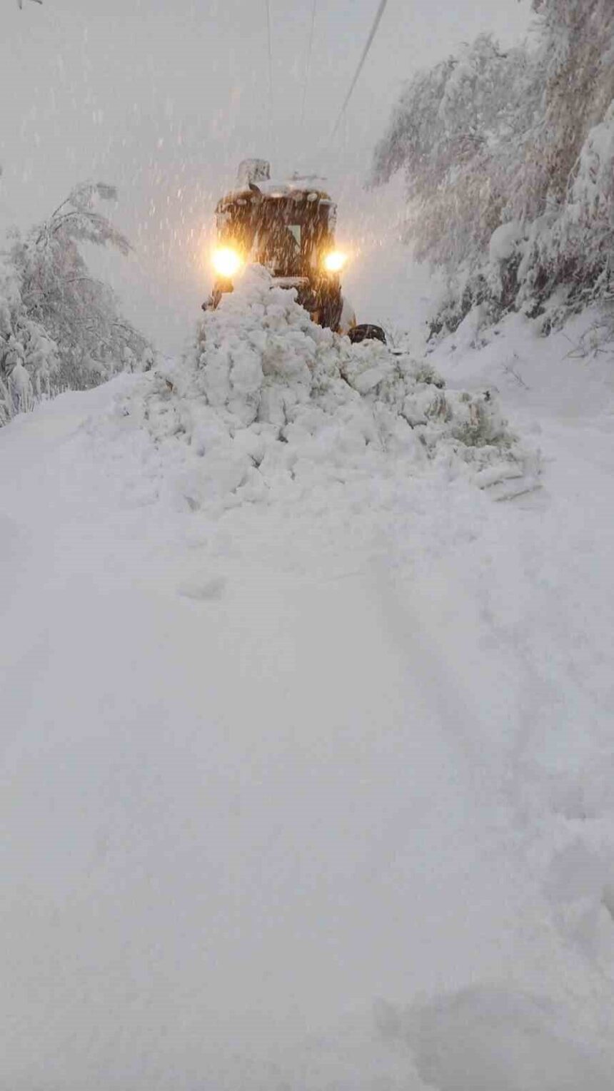 Zonguldak’ta yoğun kar yağışı nedeniyle 53 köy yolu kapandı, açma çalışmaları devam ediyor.