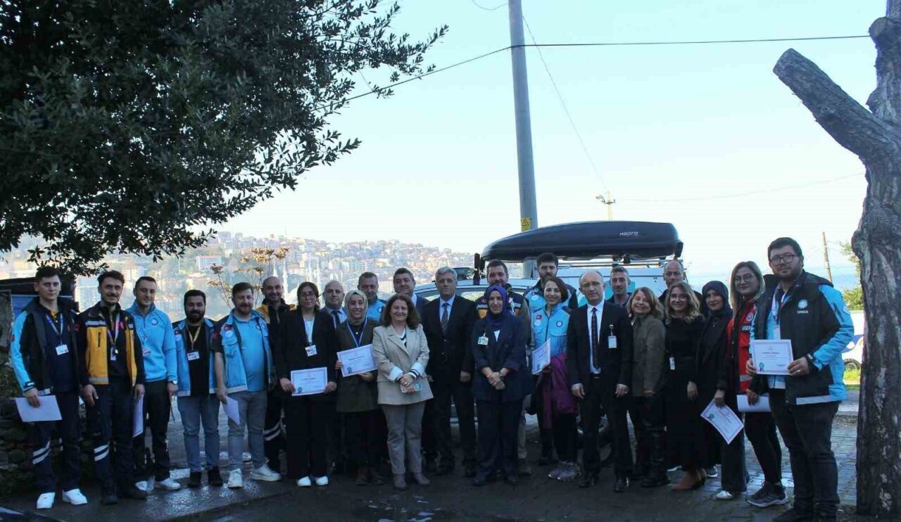 Zonguldak'ta gerçekleştirilen UMKE tatbikatına katılan sağlık personeline teşekkür belgesi verildi.