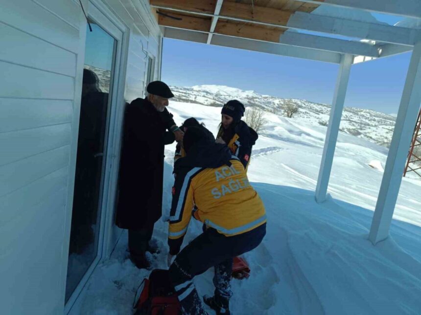 Tunceli’de sağlık ekipleri, 77 yaşındaki hasta için 1 kilometrelik zorlu parkuru yürüyerek geçti.