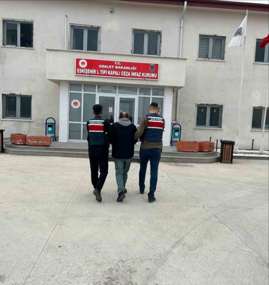 Eskişehir’de 10 yıl 4 ay 10 gün hapis cezasıyla aranan şüpheli jandarma tarafından yakalandı. Eskişehir’de 10 yıl 4 ay 10 gün hapis cezasıyla aranan şüpheli jandarma tarafından yakalandı.