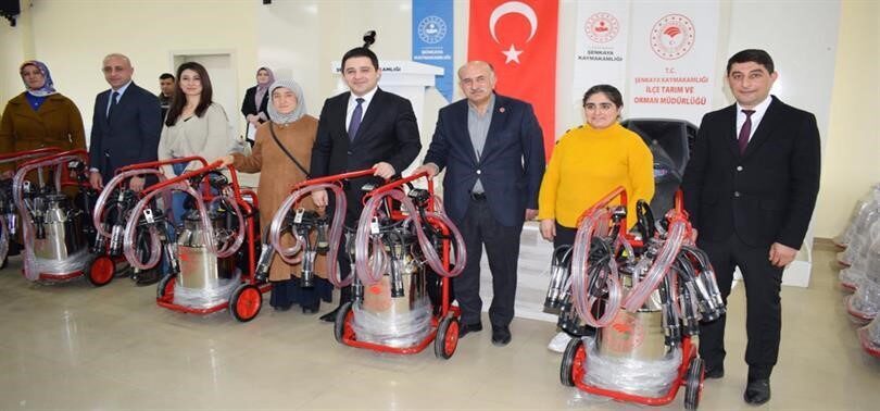 Şenkaya’da 128 Yetiştiriciye Süt Sağım Makinesi Desteği Sağlandı