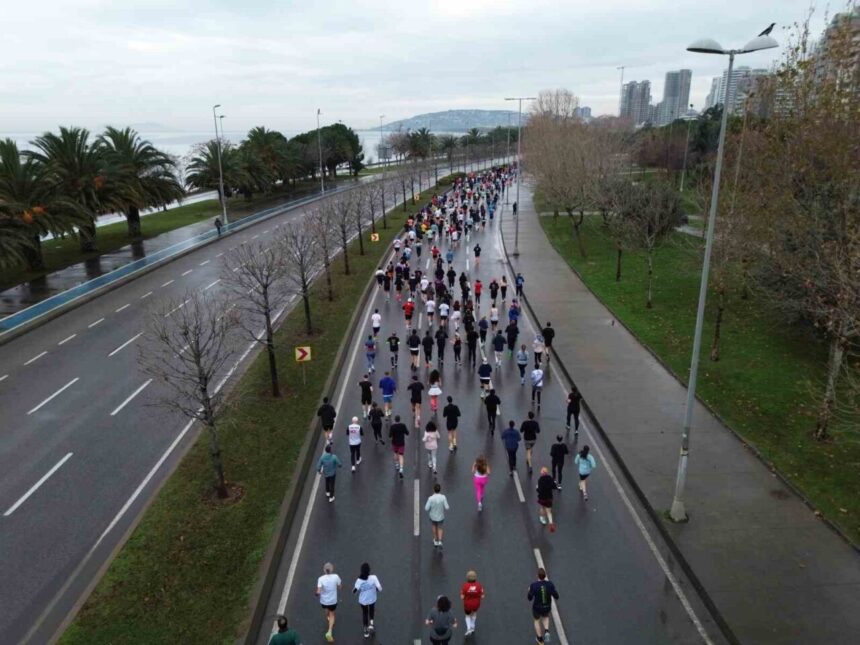 Kartal’da Uğur Mumcu’yu Anma Yol Koşusu’nda yüzlerce sporcu mücadele etti, erkekler birincisi Mechaal oldu. Kartal’da Uğur Mumcu’yu Anma Yol Koşusu’nda yüzlerce sporcu mücadele etti, erkekler birincisi Mechaal oldu.