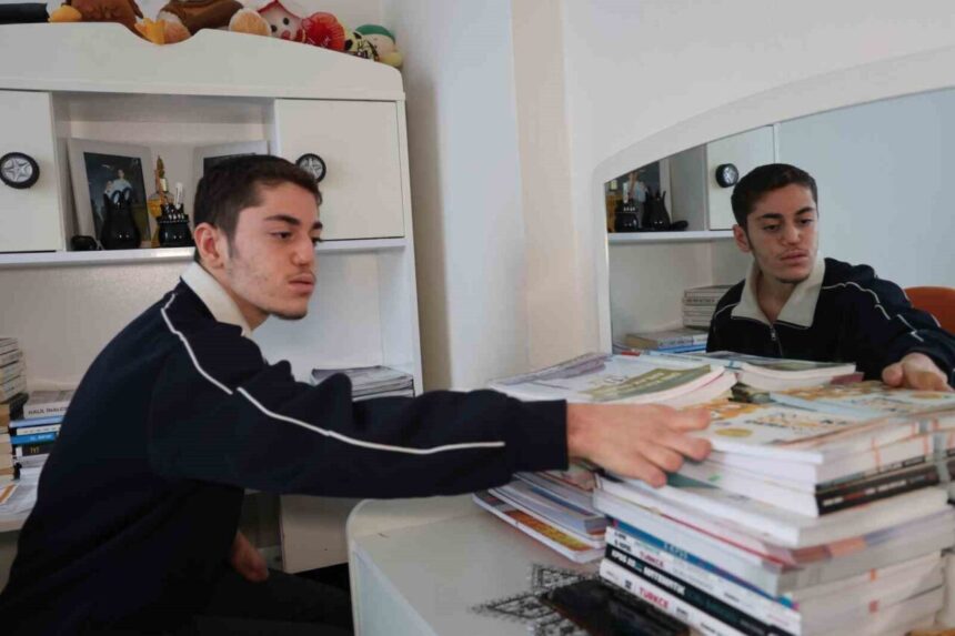 Elazığ’da 18 günlükken kan zehirlenmesi geçiren 17 yaşındaki Ahmet Emre İlitaş, azmiyle örnek oluyor. Elazığ’da 18 günlükken kan zehirlenmesi geçiren 17 yaşındaki Ahmet Emre İlitaş, azmiyle örnek oluyor.