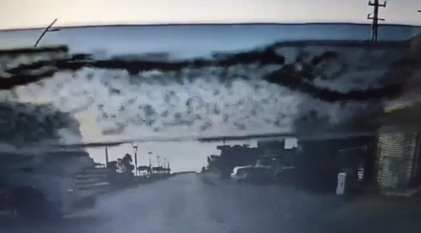 Hatay’ın Arsuz ilçesinde 18 kişinin yaralandığı 5 araçlık zincirleme kaza, yolcu minibüsünün kamerasında görüntülendi. Hatay’ın Arsuz ilçesinde 18 kişinin yaralandığı 5 araçlık zincirleme kaza, yolcu minibüsünün kamerasında görüntülendi.