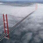 Çanakkale Boğazı’nda etkili sis, 1915 Çanakkale Köprüsü’nü dronla görüntüleyen manzaralar sundu.