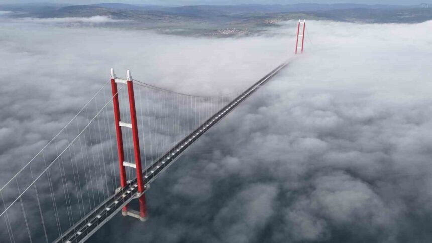 Çanakkale Boğazı’nda etkili sis, 1915 Çanakkale Köprüsü’nü dronla görüntüleyen manzaralar sundu. Çanakkale Boğazı’nda etkili sis, 1915 Çanakkale Köprüsü’nü dronla görüntüleyen manzaralar sundu.