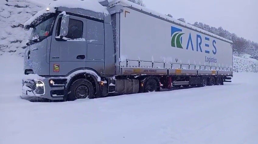 Ardahan Posof Ilgar dağında kar nedeniyle mahsur kalan tırlar kurtarılmayı bekliyor. Ardahan Posof Ilgar dağında kar nedeniyle mahsur kalan tırlar kurtarılmayı bekliyor.
